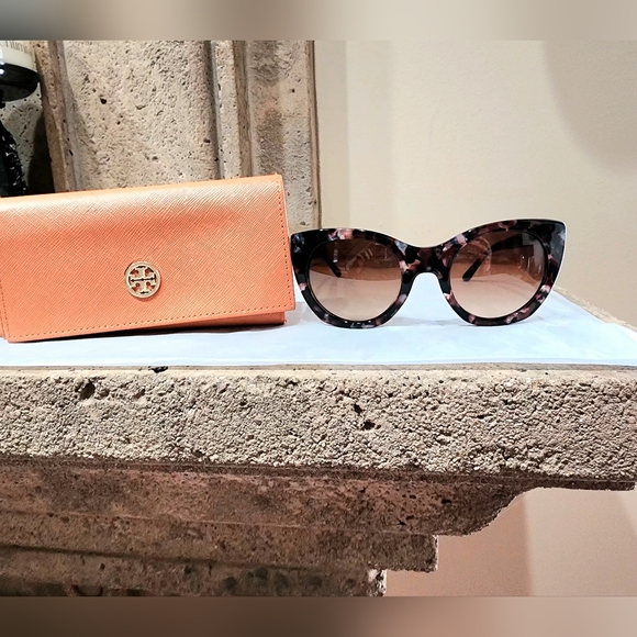 Tory Burch Pearl Port/Tortoiseshell Cat Eye Sunglasses(TY7097) With Case - Picture 3 of 13